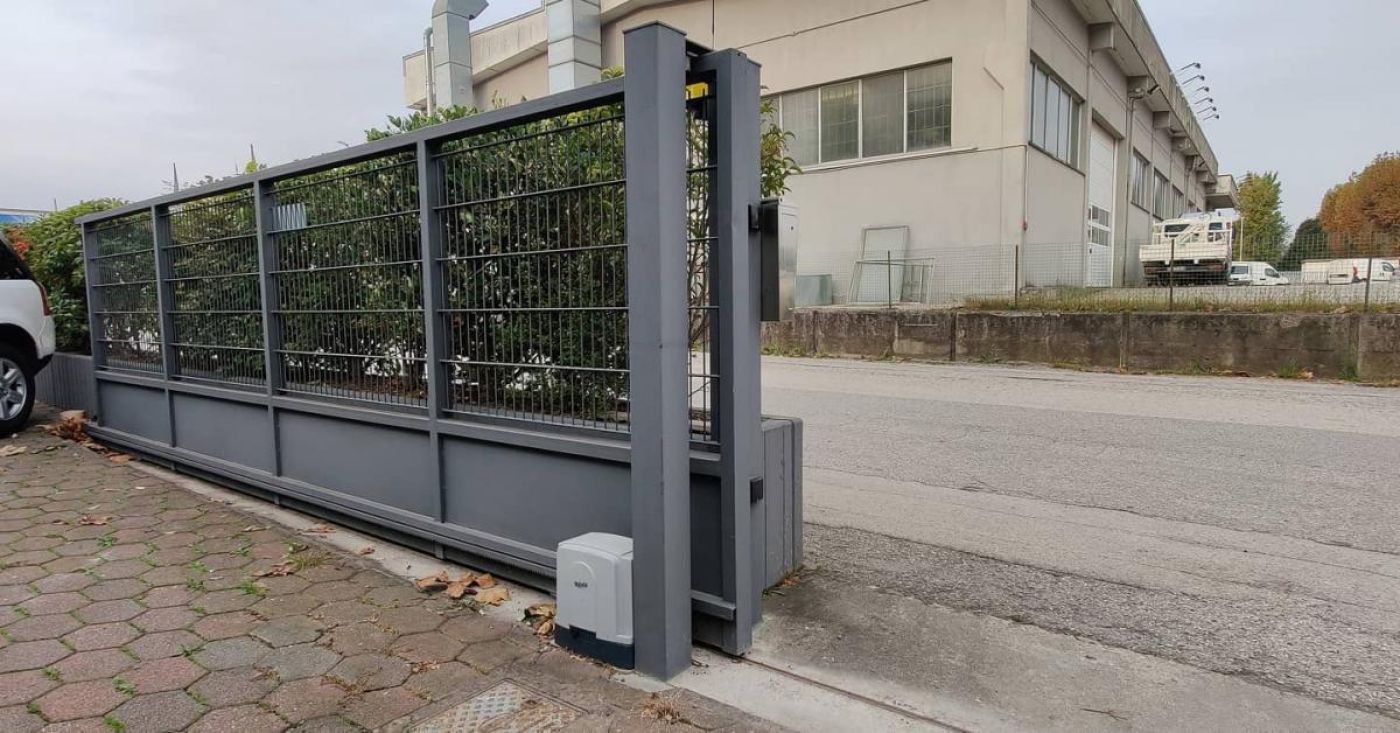 egyben lévő kerítést hosszanti irányba tudja mozgatni azaz eltolja a kaput így nagyobb kapuk is mozgathatók, praktikus ha szárnyas kaput nem lehet kivitelezni hely hiány miatt
